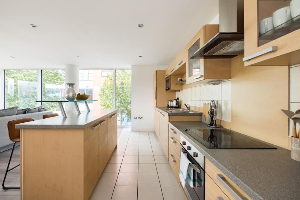 Convenient - Excel London - O2- 3 Bedroom Apartment Buitenkant foto